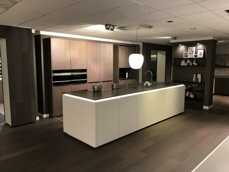 Showroomkeuken Deze sterk afgeprijsde showroomkeuken kun je vinden bij Brugman in Hengelo. Het is een eiland-keuken in de kleur wit softmat / eiken barolol en in de stijl modern. Je profiteert nu van 64% korting, waardoor deze keuken al voor € 19975 van jou kan zijn! Heb je interesse in deze keuken of heb je nog vragen? Bel dan gerust naar <a href="tel:0742506366">0742506366</a> of mail naar <a href="mailto:hengelo@brugman.nl">hengelo@brugman.nl</a>. Je kunt ook vrijblijvend een bezichtiging plannen. Brugman keukens en badkamers Hengelo