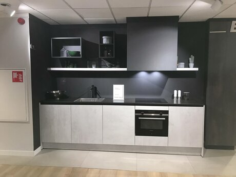 Showroomkeuken Deze sterk afgeprijsde showroomkeuken kun je vinden bij Brugman in Hoofddorp. Het is een rechte keuken in de kleur oxid en in de stijl modern. Je profiteert nu van 56% korting, waardoor deze keuken al voor € 5575 van jou kan zijn! Heb je interesse in deze keuken of heb je nog vragen? Bel dan gerust naar <a href="tel:0206533462">0206533462</a> of mail naar <a href="mailto:hoofddorp@brugman.nl">hoofddorp@brugman.nl</a>. Je kunt ook vrijblijvend een bezichtiging plannen. Brugman keukens en badkamers Hoofddorp