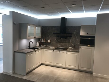 Showroomkeuken Deze sterk afgeprijsde showroomkeuken kun je vinden bij Brugman in Alkmaar. Het is een hoek-keuken in de kleur grijs en in de stijl klassiek. Je profiteert nu van 42% korting, waardoor deze keuken al voor € 8250 van jou kan zijn! Heb je interesse in deze keuken of heb je nog vragen? Bel dan gerust naar <a href="tel:0725156793">0725156793</a> of mail naar <a href="mailto:alkmaar@brugman.nl">alkmaar@brugman.nl</a>. Je kunt ook vrijblijvend een bezichtiging plannen. Brugman keukens en badkamers Alkmaar