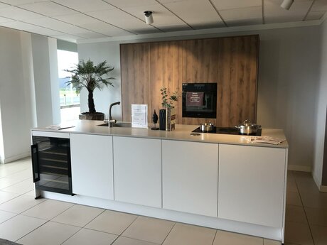 Showroomkeuken Deze sterk afgeprijsde showroomkeuken kun je vinden bij Brugman in Wateringen. Het is een eiland-keuken in de kleur lichtgrijs / eiken antiek en in de stijl modern. Je profiteert nu van 53% korting, waardoor deze keuken al voor € 15350 van jou kan zijn! Heb je interesse in deze keuken of heb je nog vragen? Bel dan gerust naar <a href="tel:0174225850">0174225850</a> of mail naar <a href="mailto:wateringen@brugman.nl">wateringen@brugman.nl</a>. Je kunt ook vrijblijvend een bezichtiging plannen. Brugman keukens en badkamers Wateringen