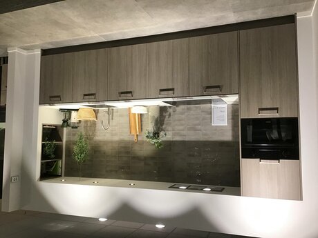 Showroomkeuken Deze sterk afgeprijsde showroomkeuken kun je vinden bij Brugman in Arena. Het is een rechte keuken in de kleur vicenca eiken en in de stijl modern. Je profiteert nu van 57% korting, waardoor deze keuken al voor € 6750 van jou kan zijn! Heb je interesse in deze keuken of heb je nog vragen? Bel dan gerust naar <a href="tel:0205673000">0205673000</a> of mail naar <a href="mailto:arena@brugman.nl">arena@brugman.nl</a>. Je kunt ook vrijblijvend een bezichtiging plannen. Brugman Amsterdam Johan Cruijff Arena