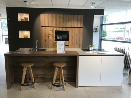 Showroomkeuken Deze sterk afgeprijsde showroomkeuken kun je vinden bij Brugman in Hoofddorp. Het is een eiland-keuken in de kleur lichtgrijs / eiken antiek en in de stijl modern. Je profiteert nu van 55% korting, waardoor deze keuken al voor € 12550 van jou kan zijn! Heb je interesse in deze keuken of heb je nog vragen? Bel dan gerust naar <a href="tel:0206533462">0206533462</a> of mail naar <a href="mailto:hoofddorp@brugman.nl">hoofddorp@brugman.nl</a>. Je kunt ook vrijblijvend een bezichtiging plannen. Brugman keukens en badkamers Hoofddorp