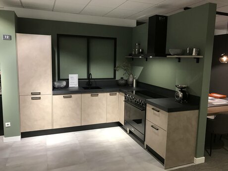 Showroomkeuken Deze sterk afgeprijsde showroomkeuken kun je vinden bij Brugman in Alkmaar. Het is een hoek-keuken in de kleur cement en in de stijl modern. Je profiteert nu van 53% korting, waardoor deze keuken al voor € 7395 van jou kan zijn! Heb je interesse in deze keuken of heb je nog vragen? Bel dan gerust naar <a href="tel:0725156793">0725156793</a> of mail naar <a href="mailto:alkmaar@brugman.nl">alkmaar@brugman.nl</a>. Je kunt ook vrijblijvend een bezichtiging plannen. Brugman keukens en badkamers Alkmaar