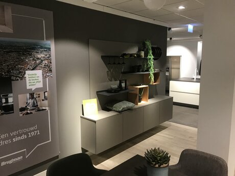 Showroomkeuken Deze sterk afgeprijsde showroomkeuken kun je vinden bij Brugman in Groningen. Het is een rechte keuken in de kleur grijs en in de stijl modern. Je profiteert nu van 50% korting, waardoor deze keuken al voor € 1650 van jou kan zijn! Heb je interesse in deze keuken of heb je nog vragen? Bel dan gerust naar <a href="tel:0505250553">0505250553</a> of mail naar <a href="mailto:groningen@brugman.nl">groningen@brugman.nl</a>. Je kunt ook vrijblijvend een bezichtiging plannen. Brugman keukens en badkamers Groningen