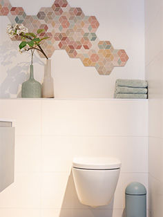 Badkamer met gekleurde mozaïek