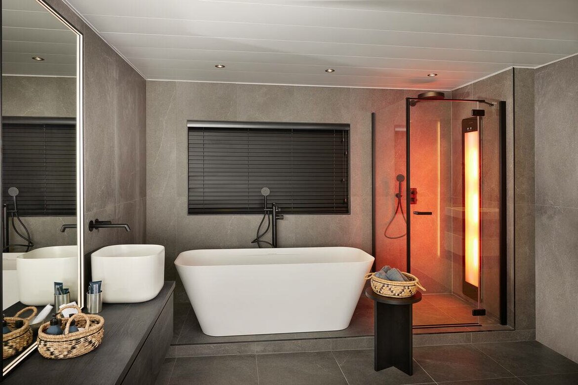 badkamer met een douche met Sunshower