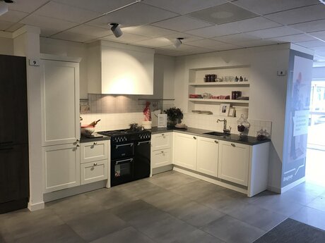 Showroomkeuken Deze sterk afgeprijsde showroomkeuken kun je vinden bij Brugman in Assen. Het is een hoek-keuken in de kleur wit en in de stijl klassiek. Je profiteert nu van 33% korting, waardoor deze keuken al voor € 9025 van jou kan zijn! Heb je interesse in deze keuken of heb je nog vragen? Bel dan gerust naar <a href="tel:0592340822">0592340822</a> of mail naar <a href="mailto:assen@brugman.nl">assen@brugman.nl</a>. Je kunt ook vrijblijvend een bezichtiging plannen. Brugman keukens en badkamers Assen