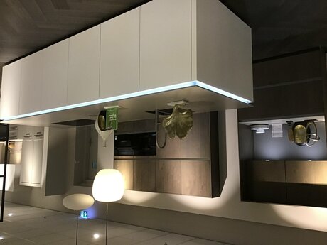 Showroomkeuken Deze sterk afgeprijsde showroomkeuken kun je vinden bij Brugman in Arena. Het is een eiland-keuken in de kleur wit softmat / eiken barolol en in de stijl modern. Je profiteert nu van 64% korting, waardoor deze keuken al voor € 19975 van jou kan zijn! Heb je interesse in deze keuken of heb je nog vragen? Bel dan gerust naar <a href="tel:0205673000">0205673000</a> of mail naar <a href="mailto:arena@brugman.nl">arena@brugman.nl</a>. Je kunt ook vrijblijvend een bezichtiging plannen. Brugman Amsterdam Johan Cruijff Arena