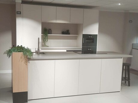 Showroomkeuken Deze sterk afgeprijsde showroomkeuken kun je vinden bij Brugman in Leeuwarden. Het is een eiland-keuken in de kleur angora grijs en in de stijl modern. Je profiteert nu van 51% korting, waardoor deze keuken al voor € 20095 van jou kan zijn! Heb je interesse in deze keuken of heb je nog vragen? Bel dan gerust naar <a href="tel:0582130383">0582130383</a> of mail naar <a href="mailto:leeuwarden@brugman.nl">leeuwarden@brugman.nl</a>. Je kunt ook vrijblijvend een bezichtiging plannen. Brugman keukens en badkamers Leeuwarden