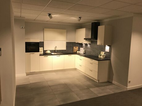 Showroomkeuken Deze sterk afgeprijsde showroomkeuken kun je vinden bij Brugman in Assen. Het is een hoek-keuken in de kleur wit magnolia mat en in de stijl modern. Je profiteert nu van 39% korting, waardoor deze keuken al voor € 5195 van jou kan zijn! Heb je interesse in deze keuken of heb je nog vragen? Bel dan gerust naar <a href="tel:0592340822">0592340822</a> of mail naar <a href="mailto:assen@brugman.nl">assen@brugman.nl</a>. Je kunt ook vrijblijvend een bezichtiging plannen. Brugman keukens en badkamers Assen