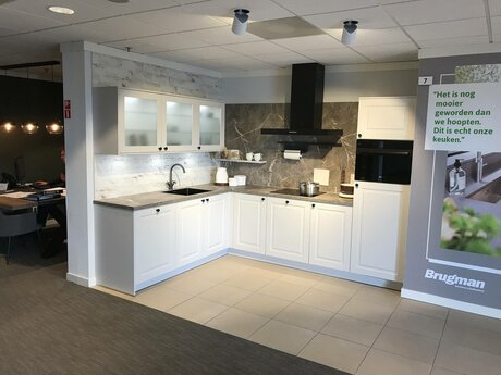 Showroomkeuken Deze sterk afgeprijsde showroomkeuken kun je vinden bij Brugman in Den Bosch. Het is een hoek-keuken in de kleur grijs en in de stijl klassiek. Je profiteert nu van 40% korting, waardoor deze keuken al voor € 9125 van jou kan zijn! Heb je interesse in deze keuken of heb je nog vragen? Bel dan gerust naar <a href="tel:0736411595">0736411595</a> of mail naar <a href="mailto:denbosch@brugman.nl">denbosch@brugman.nl</a>. Je kunt ook vrijblijvend een bezichtiging plannen. Brugman keukens en badkamers Den Bosch