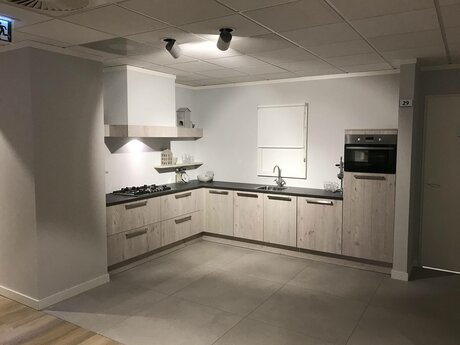 Showroomkeuken Deze sterk afgeprijsde showroomkeuken kun je vinden bij Brugman in Tilburg. Het is een hoek-keuken in de kleur hout en in de stijl landelijk. Je profiteert nu van 58% korting, waardoor deze keuken al voor € 4875 van jou kan zijn! Heb je interesse in deze keuken of heb je nog vragen? Bel dan gerust naar <a href="tel:0134609020">0134609020</a> of mail naar <a href="mailto:tilburg@brugman.nl">tilburg@brugman.nl</a>. Je kunt ook vrijblijvend een bezichtiging plannen. Brugman keukens en badkamers Tilburg