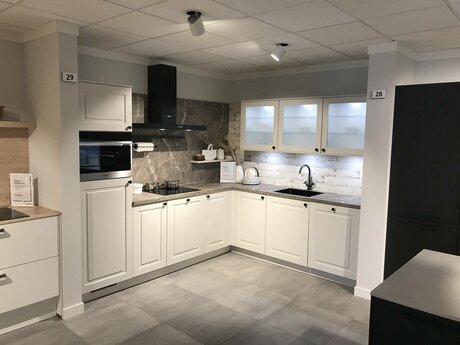 Showroomkeuken Deze sterk afgeprijsde showroomkeuken kun je vinden bij Brugman in Assen. Het is een hoek-keuken in de kleur grijs en in de stijl klassiek. Je profiteert nu van 40% korting, waardoor deze keuken al voor € 9125 van jou kan zijn! Heb je interesse in deze keuken of heb je nog vragen? Bel dan gerust naar <a href="tel:0592340822">0592340822</a> of mail naar <a href="mailto:assen@brugman.nl">assen@brugman.nl</a>. Je kunt ook vrijblijvend een bezichtiging plannen. Brugman keukens en badkamers Assen