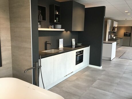 Showroomkeuken Deze sterk afgeprijsde showroomkeuken kun je vinden bij Brugman in Alkmaar. Het is een rechte keuken in de kleur oxid en in de stijl modern. Je profiteert nu van 56% korting, waardoor deze keuken al voor € 5575 van jou kan zijn! Heb je interesse in deze keuken of heb je nog vragen? Bel dan gerust naar <a href="tel:0725156793">0725156793</a> of mail naar <a href="mailto:alkmaar@brugman.nl">alkmaar@brugman.nl</a>. Je kunt ook vrijblijvend een bezichtiging plannen. Brugman keukens en badkamers Alkmaar