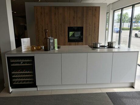 Showroomkeuken Deze sterk afgeprijsde showroomkeuken kun je vinden bij Brugman in Purmerend. Het is een eiland-keuken in de kleur lichtgrijs / eiken antiek en in de stijl modern. Je profiteert nu van 53% korting, waardoor deze keuken al voor € 15350 van jou kan zijn! Heb je interesse in deze keuken of heb je nog vragen? Bel dan gerust naar <a href="tel:0299460200">0299460200</a> of mail naar <a href="mailto:purmerend@brugman.nl">purmerend@brugman.nl</a>. Je kunt ook vrijblijvend een bezichtiging plannen. Brugman keukens en badkamers Purmerend