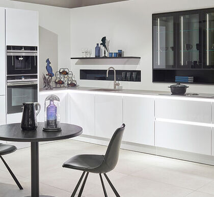 Witte greeploze moderne keuken