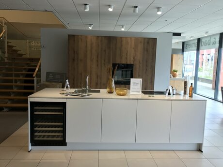 Showroomkeuken Deze sterk afgeprijsde showroomkeuken kun je vinden bij Brugman in Venlo. Het is een eiland-keuken in de kleur lichtgrijs / eiken antiek en in de stijl modern. Je profiteert nu van 53% korting, waardoor deze keuken al voor € 15350 van jou kan zijn! Heb je interesse in deze keuken of heb je nog vragen? Bel dan gerust naar <a href="tel:0773101262">0773101262</a> of mail naar <a href="mailto:venlo@brugman.nl">venlo@brugman.nl</a>. Je kunt ook vrijblijvend een bezichtiging plannen. Brugman keukens en badkamers Venlo