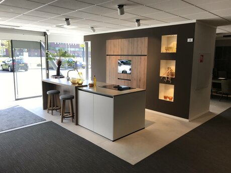 Showroomkeuken Deze sterk afgeprijsde showroomkeuken kun je vinden bij Brugman in Hengelo. Het is een eiland-keuken in de kleur lichtgrijs / eiken antiek en in de stijl modern. Je profiteert nu van 55% korting, waardoor deze keuken al voor € 12550 van jou kan zijn! Heb je interesse in deze keuken of heb je nog vragen? Bel dan gerust naar <a href="tel:0742506366">0742506366</a> of mail naar <a href="mailto:hengelo@brugman.nl">hengelo@brugman.nl</a>. Je kunt ook vrijblijvend een bezichtiging plannen. Brugman keukens en badkamers Hengelo