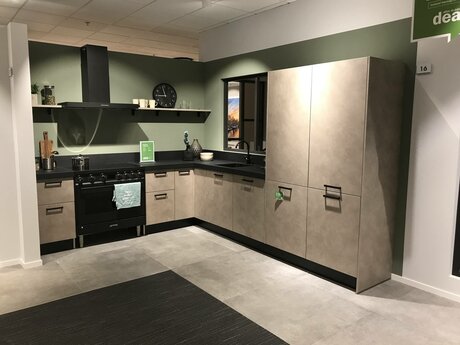 Showroomkeuken Deze sterk afgeprijsde showroomkeuken kun je vinden bij Brugman in Arena. Het is een hoek-keuken in de kleur cement en in de stijl modern. Je profiteert nu van 53% korting, waardoor deze keuken al voor € 7395 van jou kan zijn! Heb je interesse in deze keuken of heb je nog vragen? Bel dan gerust naar <a href="tel:0205673000">0205673000</a> of mail naar <a href="mailto:arena@brugman.nl">arena@brugman.nl</a>. Je kunt ook vrijblijvend een bezichtiging plannen. Brugman Amsterdam Johan Cruijff Arena