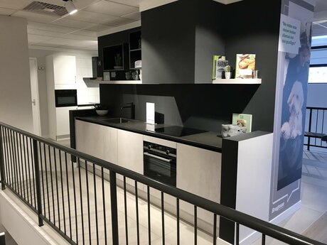 Showroomkeuken Deze sterk afgeprijsde showroomkeuken kun je vinden bij Brugman in Roermond. Het is een rechte keuken in de kleur oxid en in de stijl modern. Je profiteert nu van 56% korting, waardoor deze keuken al voor € 5575 van jou kan zijn! Heb je interesse in deze keuken of heb je nog vragen? Bel dan gerust naar <a href="tel:0475311501">0475311501</a> of mail naar <a href="mailto:roermond@brugman.nl">roermond@brugman.nl</a>. Je kunt ook vrijblijvend een bezichtiging plannen. Brugman keukens en badkamers Roermond