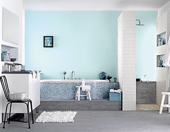 Blauwe mozaïek in de badkamer