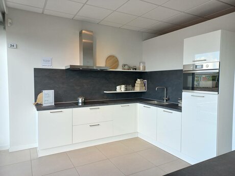 Showroomkeuken Deze sterk afgeprijsde showroomkeuken kun je vinden bij Brugman in Hilversum. Het is een hoek-keuken in de kleur wit en in de stijl modern. Je profiteert nu van 57% korting, waardoor deze keuken al voor € 5195 van jou kan zijn! Heb je interesse in deze keuken of heb je nog vragen? Bel dan gerust naar <a href="tel:0355448092">0355448092</a> of mail naar <a href="mailto:hilversum@brugman.nl">hilversum@brugman.nl</a>. Je kunt ook vrijblijvend een bezichtiging plannen. Brugman keukens en badkamers Hilversum