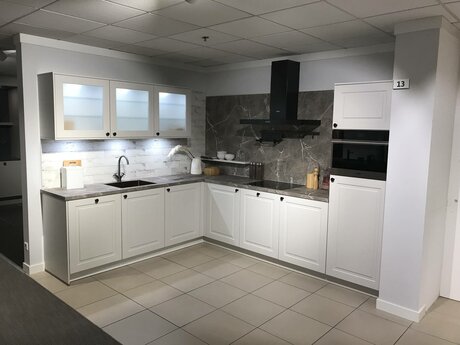 Showroomkeuken Deze sterk afgeprijsde showroomkeuken kun je vinden bij Brugman in Utrecht. Het is een hoek-keuken in de kleur grijs en in de stijl klassiek. Je profiteert nu van 40% korting, waardoor deze keuken al voor € 9125 van jou kan zijn! Heb je interesse in deze keuken of heb je nog vragen? Bel dan gerust naar <a href="tel:0302888471">0302888471</a> of mail naar <a href="mailto:utrecht@brugman.nl">utrecht@brugman.nl</a>. Je kunt ook vrijblijvend een bezichtiging plannen. Brugman keukens en badkamers Utrecht