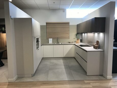 Showroomkeuken Deze sterk afgeprijsde showroomkeuken kun je vinden bij Brugman in Hulst. Het is een u-keuken in de kleur angora grijs / vicenca eiken en in de stijl modern. Je profiteert nu van 59% korting, waardoor deze keuken al voor € 14695 van jou kan zijn! Heb je interesse in deze keuken of heb je nog vragen? Bel dan gerust naar <a href="tel:0114320080">0114320080</a> of mail naar <a href="mailto:hulst@brugman.nl">hulst@brugman.nl</a>. Je kunt ook vrijblijvend een bezichtiging plannen. Brugman keukens en badkamers Hulst