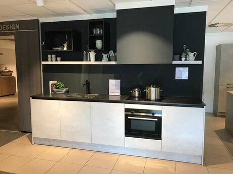 Showroomkeuken Deze sterk afgeprijsde showroomkeuken kun je vinden bij Brugman in Breda. Het is een rechte keuken in de kleur oxid en in de stijl modern. Je profiteert nu van 56% korting, waardoor deze keuken al voor € 5575 van jou kan zijn! Heb je interesse in deze keuken of heb je nog vragen? Bel dan gerust naar <a href="tel:0765202058">0765202058</a> of mail naar <a href="mailto:breda@brugman.nl">breda@brugman.nl</a>. Je kunt ook vrijblijvend een bezichtiging plannen. Brugman keukens en badkamers Breda