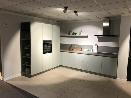 Showroomkeuken Deze sterk afgeprijsde showroomkeuken kun je vinden bij Brugman in Zutphen. Het is een hoek-keuken in de kleur grijsgroen matlak en in de stijl modern. Je profiteert nu van 61% korting, waardoor deze keuken al voor € 11095 van jou kan zijn! Heb je interesse in deze keuken of heb je nog vragen? Bel dan gerust naar <a href="tel:0575517025">0575517025</a> of mail naar <a href="mailto:zutphen@brugman.nl">zutphen@brugman.nl</a>. Je kunt ook vrijblijvend een bezichtiging plannen. Brugman keukens en badkamers Zutphen