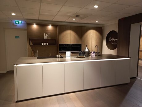 Showroomkeuken Deze sterk afgeprijsde showroomkeuken kun je vinden bij Brugman in Wateringen. Het is een eiland-keuken in de kleur wit softmat / eiken barolol en in de stijl modern. Je profiteert nu van 64% korting, waardoor deze keuken al voor € 19975 van jou kan zijn! Heb je interesse in deze keuken of heb je nog vragen? Bel dan gerust naar <a href="tel:0174225850">0174225850</a> of mail naar <a href="mailto:wateringen@brugman.nl">wateringen@brugman.nl</a>. Je kunt ook vrijblijvend een bezichtiging plannen. Brugman keukens en badkamers Wateringen