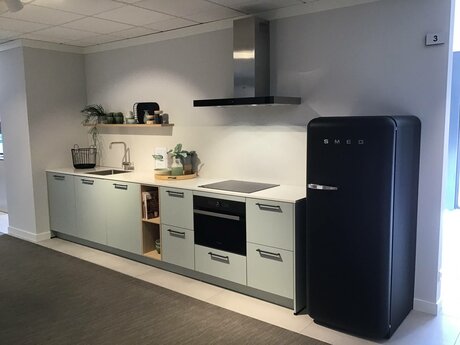 Showroomkeuken Deze sterk afgeprijsde showroomkeuken kun je vinden bij Brugman in Leeuwarden. Het is een rechte keuken in de kleur grijsgroen matlak en in de stijl modern. Je profiteert nu van 58% korting, waardoor deze keuken al voor € 6750 van jou kan zijn! Heb je interesse in deze keuken of heb je nog vragen? Bel dan gerust naar <a href="tel:0582130383">0582130383</a> of mail naar <a href="mailto:leeuwarden@brugman.nl">leeuwarden@brugman.nl</a>. Je kunt ook vrijblijvend een bezichtiging plannen. Brugman keukens en badkamers Leeuwarden