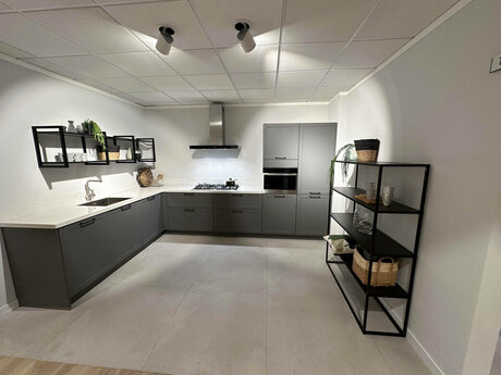 Showroomkeuken Deze sterk afgeprijsde showroomkeuken kun je vinden bij Brugman in Tilburg. Het is een hoek-keuken in de kleur grijs en in de stijl klassiek. Je profiteert nu van 54% korting, waardoor deze keuken al voor € 6895 van jou kan zijn! Heb je interesse in deze keuken of heb je nog vragen? Bel dan gerust naar <a href="tel:0134609020">0134609020</a> of mail naar <a href="mailto:tilburg@brugman.nl">tilburg@brugman.nl</a>. Je kunt ook vrijblijvend een bezichtiging plannen. Brugman keukens en badkamers Tilburg