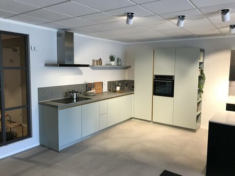 Showroomkeuken Deze sterk afgeprijsde showroomkeuken kun je vinden bij Brugman in Hengelo. Het is een hoek-keuken in de kleur grijsgroen matlak en in de stijl modern. Je profiteert nu van 61% korting, waardoor deze keuken al voor € 11095 van jou kan zijn! Heb je interesse in deze keuken of heb je nog vragen? Bel dan gerust naar <a href="tel:0742506366">0742506366</a> of mail naar <a href="mailto:hengelo@brugman.nl">hengelo@brugman.nl</a>. Je kunt ook vrijblijvend een bezichtiging plannen. Brugman keukens en badkamers Hengelo