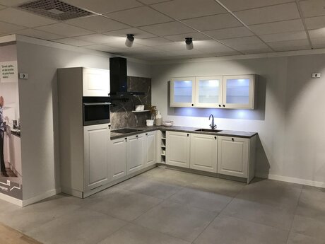 Showroomkeuken Deze sterk afgeprijsde showroomkeuken kun je vinden bij Brugman in Roermond. Het is een hoek-keuken in de kleur grijs en in de stijl klassiek. Je profiteert nu van 41% korting, waardoor deze keuken al voor € 9395 van jou kan zijn! Heb je interesse in deze keuken of heb je nog vragen? Bel dan gerust naar <a href="tel:0475311501">0475311501</a> of mail naar <a href="mailto:roermond@brugman.nl">roermond@brugman.nl</a>. Je kunt ook vrijblijvend een bezichtiging plannen. Brugman keukens en badkamers Roermond