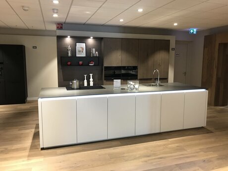 Showroomkeuken Deze sterk afgeprijsde showroomkeuken kun je vinden bij Brugman in Roosendaal. Het is een eiland-keuken in de kleur wit softmat / eiken barolol en in de stijl modern. Je profiteert nu van 64% korting, waardoor deze keuken al voor € 19975 van jou kan zijn! Heb je interesse in deze keuken of heb je nog vragen? Bel dan gerust naar <a href="tel:0165569852">0165569852</a> of mail naar <a href="mailto:roosendaal@brugman.nl">roosendaal@brugman.nl</a>. Je kunt ook vrijblijvend een bezichtiging plannen. Brugman keukens en badkamers Roosendaal