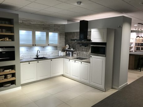 Showroomkeuken Deze sterk afgeprijsde showroomkeuken kun je vinden bij Brugman in Hilversum. Het is een hoek-keuken in de kleur grijs en in de stijl klassiek. Je profiteert nu van 40% korting, waardoor deze keuken al voor € 9125 van jou kan zijn! Heb je interesse in deze keuken of heb je nog vragen? Bel dan gerust naar <a href="tel:0355448092">0355448092</a> of mail naar <a href="mailto:hilversum@brugman.nl">hilversum@brugman.nl</a>. Je kunt ook vrijblijvend een bezichtiging plannen. Brugman keukens en badkamers Hilversum