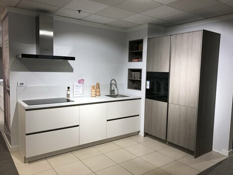 Showroomkeuken Deze sterk afgeprijsde showroomkeuken kun je vinden bij Brugman in Utrecht. Het is een parallel-keuken in de kleur angora grijs / vicenca eiken en in de stijl modern. Je profiteert nu van 56% korting, waardoor deze keuken al voor € 7975 van jou kan zijn! Heb je interesse in deze keuken of heb je nog vragen? Bel dan gerust naar <a href="tel:0302888471">0302888471</a> of mail naar <a href="mailto:utrecht@brugman.nl">utrecht@brugman.nl</a>. Je kunt ook vrijblijvend een bezichtiging plannen. Brugman keukens en badkamers Utrecht