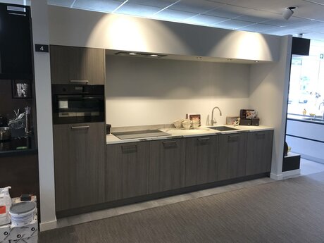 Showroomkeuken Deze sterk afgeprijsde showroomkeuken kun je vinden bij Brugman in Roosendaal. Het is een rechte keuken in de kleur vicenca eiken en in de stijl modern. Je profiteert nu van 57% korting, waardoor deze keuken al voor € 6750 van jou kan zijn! Heb je interesse in deze keuken of heb je nog vragen? Bel dan gerust naar <a href="tel:0165569852">0165569852</a> of mail naar <a href="mailto:roosendaal@brugman.nl">roosendaal@brugman.nl</a>. Je kunt ook vrijblijvend een bezichtiging plannen. Brugman keukens en badkamers Roosendaal