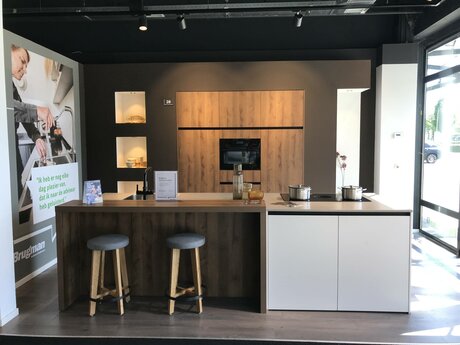 Showroomkeuken Deze sterk afgeprijsde showroomkeuken kun je vinden bij Brugman in Emmen. Het is een eiland-keuken in de kleur lichtgrijs / eiken antiek en in de stijl modern. Je profiteert nu van 55% korting, waardoor deze keuken al voor € 12550 van jou kan zijn! Heb je interesse in deze keuken of heb je nog vragen? Bel dan gerust naar <a href="tel:0591729000">0591729000</a> of mail naar <a href="mailto:emmen@brugman.nl">emmen@brugman.nl</a>. Je kunt ook vrijblijvend een bezichtiging plannen. Brugman keukens en badkamers Emmen