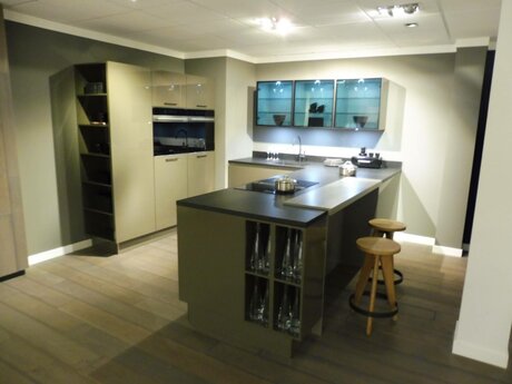 Showroomkeuken Deze sterk afgeprijsde showroomkeuken kun je vinden bij Brugman in Tilburg. Het is een u-keuken in de kleur beige en in de stijl design. Je profiteert nu van 63% korting, waardoor deze keuken al voor € 13350 van jou kan zijn! Heb je interesse in deze keuken of heb je nog vragen? Bel dan gerust naar <a href="tel:0134609020">0134609020</a> of mail naar <a href="mailto:tilburg@brugman.nl">tilburg@brugman.nl</a>. Je kunt ook vrijblijvend een bezichtiging plannen. Brugman keukens en badkamers Tilburg