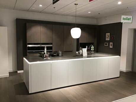 Showroomkeuken Deze sterk afgeprijsde showroomkeuken kun je vinden bij Brugman in Venlo. Het is een eiland-keuken in de kleur wit softmat / eiken barolol en in de stijl modern. Je profiteert nu van 64% korting, waardoor deze keuken al voor € 19975 van jou kan zijn! Heb je interesse in deze keuken of heb je nog vragen? Bel dan gerust naar <a href="tel:0773101262">0773101262</a> of mail naar <a href="mailto:venlo@brugman.nl">venlo@brugman.nl</a>. Je kunt ook vrijblijvend een bezichtiging plannen. Brugman keukens en badkamers Venlo