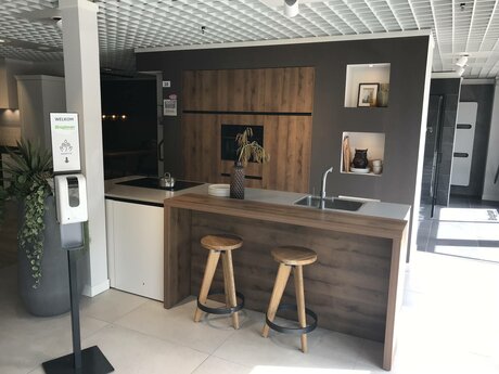 Showroomkeuken Deze sterk afgeprijsde showroomkeuken kun je vinden bij Brugman in Almere. Het is een eiland-keuken in de kleur lichtgrijs / eiken antiek en in de stijl modern. Je profiteert nu van 55% korting, waardoor deze keuken al voor € 12550 van jou kan zijn! Heb je interesse in deze keuken of heb je nog vragen? Bel dan gerust naar <a href="tel:0365328252">0365328252</a> of mail naar <a href="mailto:almere@brugman.nl">almere@brugman.nl</a>. Je kunt ook vrijblijvend een bezichtiging plannen. Brugman keukens en badkamers Almere