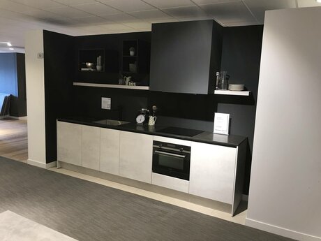 Showroomkeuken Deze sterk afgeprijsde showroomkeuken kun je vinden bij Brugman in Hilversum. Het is een rechte keuken in de kleur oxid en in de stijl modern. Je profiteert nu van 56% korting, waardoor deze keuken al voor € 5575 van jou kan zijn! Heb je interesse in deze keuken of heb je nog vragen? Bel dan gerust naar <a href="tel:0355448092">0355448092</a> of mail naar <a href="mailto:hilversum@brugman.nl">hilversum@brugman.nl</a>. Je kunt ook vrijblijvend een bezichtiging plannen. Brugman keukens en badkamers Hilversum