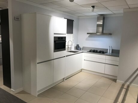 Showroomkeuken Deze sterk afgeprijsde showroomkeuken kun je vinden bij Brugman in Breda. Het is een hoek-keuken in de kleur wit en in de stijl modern. Je profiteert nu van 58% korting, waardoor deze keuken al voor € 4750 van jou kan zijn! Heb je interesse in deze keuken of heb je nog vragen? Bel dan gerust naar <a href="tel:0765202058">0765202058</a> of mail naar <a href="mailto:breda@brugman.nl">breda@brugman.nl</a>. Je kunt ook vrijblijvend een bezichtiging plannen. Brugman keukens en badkamers Breda