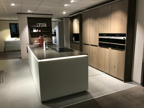 Showroomkeuken Deze sterk afgeprijsde showroomkeuken kun je vinden bij Brugman in Hoofddorp. Het is een eiland-keuken in de kleur wit softmat / eiken barolol en in de stijl modern. Je profiteert nu van 64% korting, waardoor deze keuken al voor € 19975 van jou kan zijn! Heb je interesse in deze keuken of heb je nog vragen? Bel dan gerust naar <a href="tel:0206533462">0206533462</a> of mail naar <a href="mailto:hoofddorp@brugman.nl">hoofddorp@brugman.nl</a>. Je kunt ook vrijblijvend een bezichtiging plannen. Brugman keukens en badkamers Hoofddorp