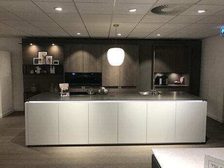 Showroomkeuken Deze sterk afgeprijsde showroomkeuken kun je vinden bij Brugman in Zoeterwoude. Het is een eiland-keuken in de kleur wit softmat / eiken barolol en in de stijl modern. Je profiteert nu van 64% korting, waardoor deze keuken al voor € 19975 van jou kan zijn! Heb je interesse in deze keuken of heb je nog vragen? Bel dan gerust naar <a href="tel:0715892086">0715892086</a> of mail naar <a href="mailto:zoeterwoude@brugman.nl">zoeterwoude@brugman.nl</a>. Je kunt ook vrijblijvend een bezichtiging plannen. Brugman keukens en badkamers Zoeterwoude