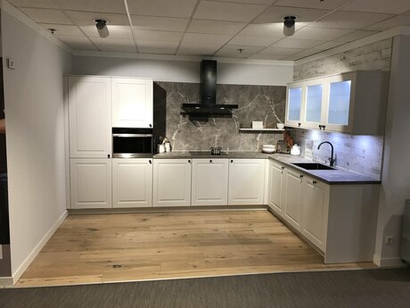 Showroomkeuken Deze sterk afgeprijsde showroomkeuken kun je vinden bij Brugman in Zaandam. Het is een hoek-keuken in de kleur grijs en in de stijl klassiek. Je profiteert nu van 41% korting, waardoor deze keuken al voor € 9975 van jou kan zijn! Heb je interesse in deze keuken of heb je nog vragen? Bel dan gerust naar <a href="tel:0756157867">0756157867</a> of mail naar <a href="mailto:zaandam@brugman.nl">zaandam@brugman.nl</a>. Je kunt ook vrijblijvend een bezichtiging plannen. Brugman keukens en badkamers Zaandam