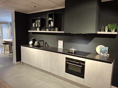 Showroomkeuken Deze sterk afgeprijsde showroomkeuken kun je vinden bij Brugman in Barendrecht. Het is een rechte keuken in de kleur oxid en in de stijl modern. Je profiteert nu van 56% korting, waardoor deze keuken al voor € 5575 van jou kan zijn! Heb je interesse in deze keuken of heb je nog vragen? Bel dan gerust naar <a href="tel:0102922011">0102922011</a> of mail naar <a href="mailto:barendrecht@brugman.nl">barendrecht@brugman.nl</a>. Je kunt ook vrijblijvend een bezichtiging plannen. Brugman keukens en badkamers Barendrecht