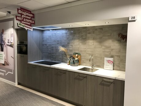 Showroomkeuken Deze sterk afgeprijsde showroomkeuken kun je vinden bij Brugman in Den Bosch. Het is een rechte keuken in de kleur vicenca eiken en in de stijl modern. Je profiteert nu van 56% korting, waardoor deze keuken al voor € 8895 van jou kan zijn! Heb je interesse in deze keuken of heb je nog vragen? Bel dan gerust naar <a href="tel:0736411595">0736411595</a> of mail naar <a href="mailto:denbosch@brugman.nl">denbosch@brugman.nl</a>. Je kunt ook vrijblijvend een bezichtiging plannen. Brugman keukens en badkamers Den Bosch